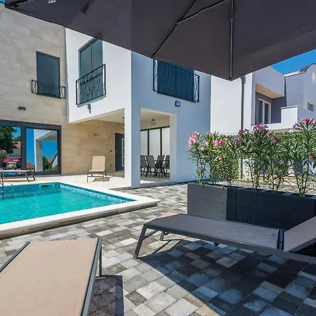 Luxury With A Swimming Pool - 19115 * Vir