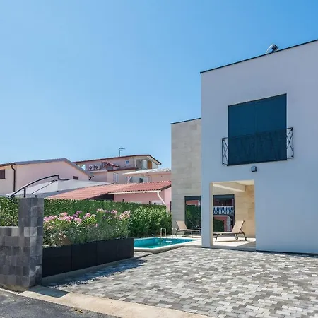 Luxury With A Swimming Pool - 19115 Vir
