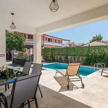 Villa Luxury With A Swimming Pool - 19115