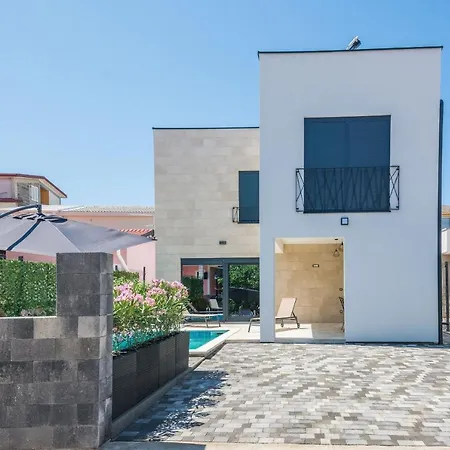 Villa Luxury With A Swimming Pool - 19115 Vir